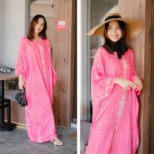 El más vendido Sunset Bloom Shibori Kaftan radiante teñido a mano Maxi vestido en rosa vibrante para una elegancia audaz y sin esfuerzo Indonesia - Product Image 1