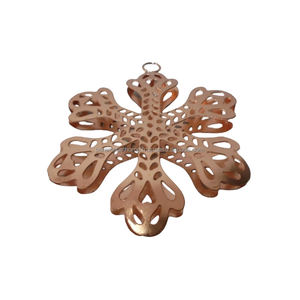 Ornement suspendu en forme de flocon de neige élégant et décoratif de couleur dorée, style moderne, produit fait à la main avec finition dorée personnalisée - Product Image 3