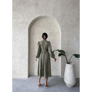 Blusas de Mujer con Cierre de Lazo Bordado en la Parte Delantera, Disponibles al por Mayor - Product Image 1