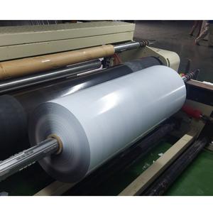 Emballage en plastique extensible blanc-noir souple étanche à l'humidité Film rétractable PE sans extrusion d'impression de protection - Product Image 1