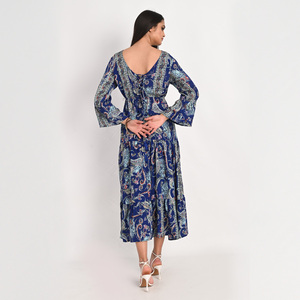 Élégante robe de thé en soie sari multicolore avec un design sans manches et une jupe fluide à plusieurs niveaux pour les occasions chics - Product Image 5