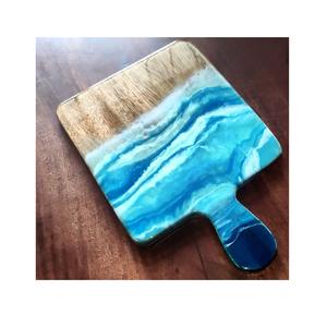 Tabla de cortar de resina con brillantes capas de resina de océano hechas de madera maciza, ideal para cortar pan, aperitivos y verduras - Product Image 3