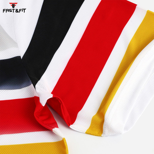 Vêtements de football de conception personnalisée professionnelle Ensemble en coton imprimé avec logo de sublimation pour adultes fabriqué au Pakistan - Product Image 3