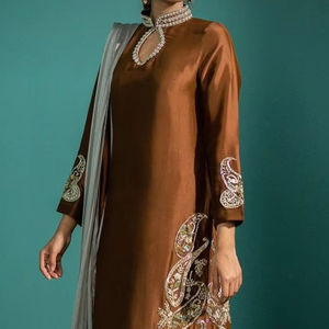 2025 @ Indian/Pakistani Brown Long Kurta, pantalón y vestido Dupatta con elegante Dabka adornado, perlas, trabajo de piedra para fiesta-Wear - Product Image 1