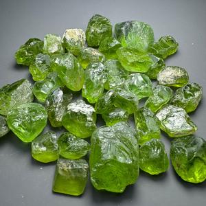 Piedras preciosas de peridoto de grado facetado en bruto natural Piedras sueltas de grado premium para joyería y coleccionistas - Product Image 1