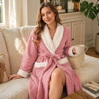 Peignoir en polaire doux rose et blanc contrasté avec logo personnalisé pour la vente en gros et le service OEM professionnel