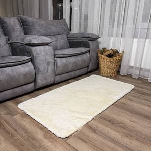 Tapis en fausse fourrure vanille élégant DarianA, doux et moelleux, fabriqué à la machine, tapis d'intérieur moderne 75x150 cm, adapté aux animaux domestiques, respectueux de l'environnement - Product Image 4