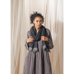 Bufanda Larga de Invierno Gris Oscuro, Tejida en Lana y Cachemira, con Estampados Lisos y a Rayas - Product Image 1