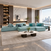 Canapé modulaire design moderne à profil bas, sectionnel capitonné avec coussins de dossier pyramidaux sculpturaux