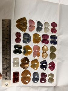 Paire de pierres précieuses en saphir rose multicolore naturel pour la fabrication de bijoux Options de coupe de coussin et de coupe ovale - Product Image 2