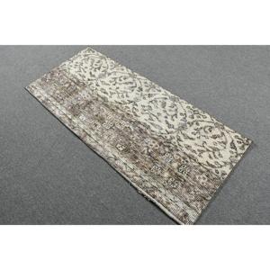 Alfombra Vintage de 1.8x4.1 pies, Alfombra Turca Pequeña, Alfombra Floral Marrón y Blanca - Product Image 2