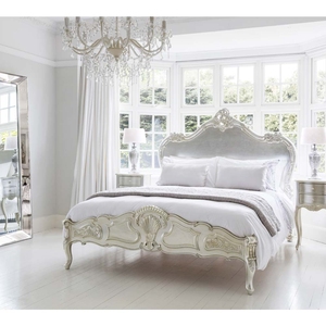 Lit en bois massif français Sylvia Sassy avec finition blanc et or antique, style sculpté à la main - Product Image 4