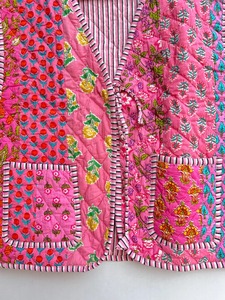 Chaleco Burfi de Patchwork Suave y Cómodo, Chaleco Unisex Bohemio Acolchado Hecho a Mano, Color Durazno, 100% Algodón, con Cordón Ajustable - Product Image 6