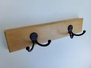 Cintre en bois poli pour l'affichage en boutique Solution de vente au détail à bas prix Cintre en bois peu encombrant - Product Image 2