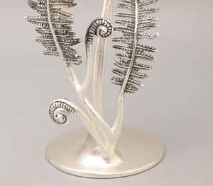 Bougeoir de style plume d'argent fabriqué à la main parfait pour la décoration élégante de la chambre à coucher et de la salle à manger - Product Image 5