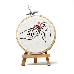 Cerceau à broder artisanal « Real Treasure » – 10 cm en bambou – Art provocateur et minimaliste pour boîte à bijoux – Décoration féministe et audacieuse unique - Product Image 1