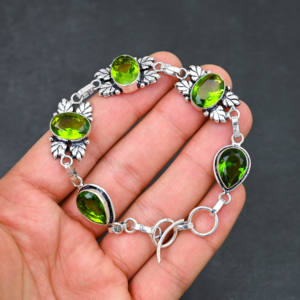 กำไลข้อมือเพอริดอทสีเขียวสังเคราะห์เกรดพรีเมียม รับรองโดย IGI ตัวเรือนเงินแท้ ขนาด 10x14 มม. ทรงหยดน้ำ/วงรี ตัดแบบผสม 5 เม็ด ปรับขนาดได้ 7-8 นิ้ว - Product Image 5