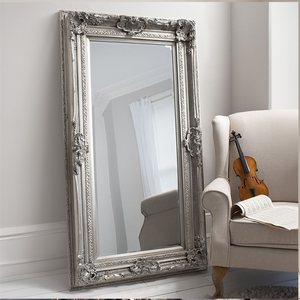 Miroir sur pied moderne du milieu du siècle avec cadre métallique unique et silhouette simple pour les maisons d'inspiration rétro - Product Image 1