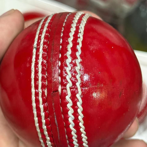 ลูกบอลคริกเก็ตเนื้อแข็งน้ำหนักเบาสีออกแบบได้ตามต้องการพร้อมโลโก้หนังแท้คุณภาพระดับมืออาชีพ - Product Image 5