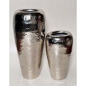 Ensemble de 2 vases à fleurs de qualité supérieure martelés, finition couleur argent, brillant et poli, décoration pour la maison et l'hôtel - Product Image 1
