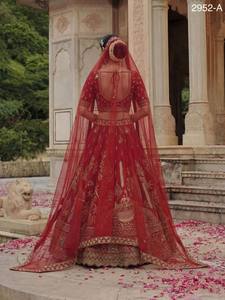 Lehenga Choli de Novia de Talla Grande, Estilo Moderno, Línea A, Hasta el Suelo, con Bordado de Zari y Diamantes, Lentejuelas y Diseño de Pavo Real, en Seda Gadhwal - Product Image 4