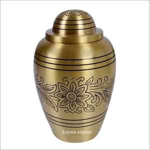 HERMOSA URNA DE ADULTO DOM TOP CON ACABADO EN RELIEVE URNA DE ADULTO DE PRIMERA CALIDAD DE LATÓN CON TRABAJO GRABADO POR ARTESANO A PRECIO ASEQUIBLE - Product Image 6