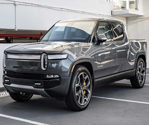 Rivian R1T Adventure Edition 2023, Motor Cuádruple, Tracción en las Cuatro Ruedas, Paquete de Batería Grande, El Cap Granite - Product Image 1