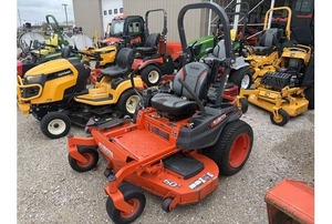 Tractor cortacésped Kubota rojo con tracción en las cuatro ruedas y transmisión de engranajes, fácil de operar. - Product Image 3