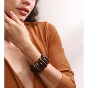 Brazalete de Resina Grueso y Moderno para Mujer, Chapado en Oro de 18K, Ancho, Abierto, Color y Talla Personalizables, Joyería Hecha a Mano de Alta Calidad - Product Image 5