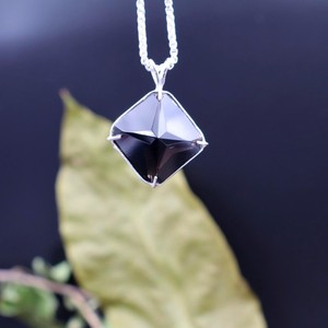 Elegante colgante de piedra preciosa negra facetada con engaste de metal plateado, perfecto para colecciones de joyería de moda, piedra preciosa al por mayor - Product Image 4