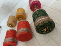 Boîte de Bhaji en acier inoxydable de tissu de brocart traditionnel | Cadeau de mariage Shagun | Conteneur Haldi Mehndi Laddu | Ganpati Favor Dabba