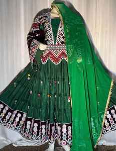 Robe afghane Kuchi vintage à perles faites à la main de WS International pour filles, en tissu de lin, de coton et de soie, avec manches longues et broderies - Product Image 2