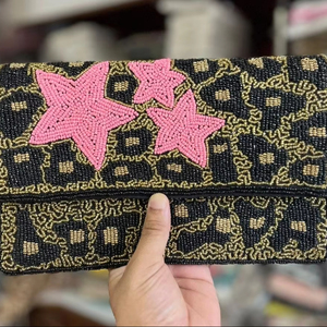 Pochette de mariage brodée à la main de luxe personnalisée pour femmes tissu de toile élégant avec fermeture d'enveloppe de perles Style de mode - Product Image 1