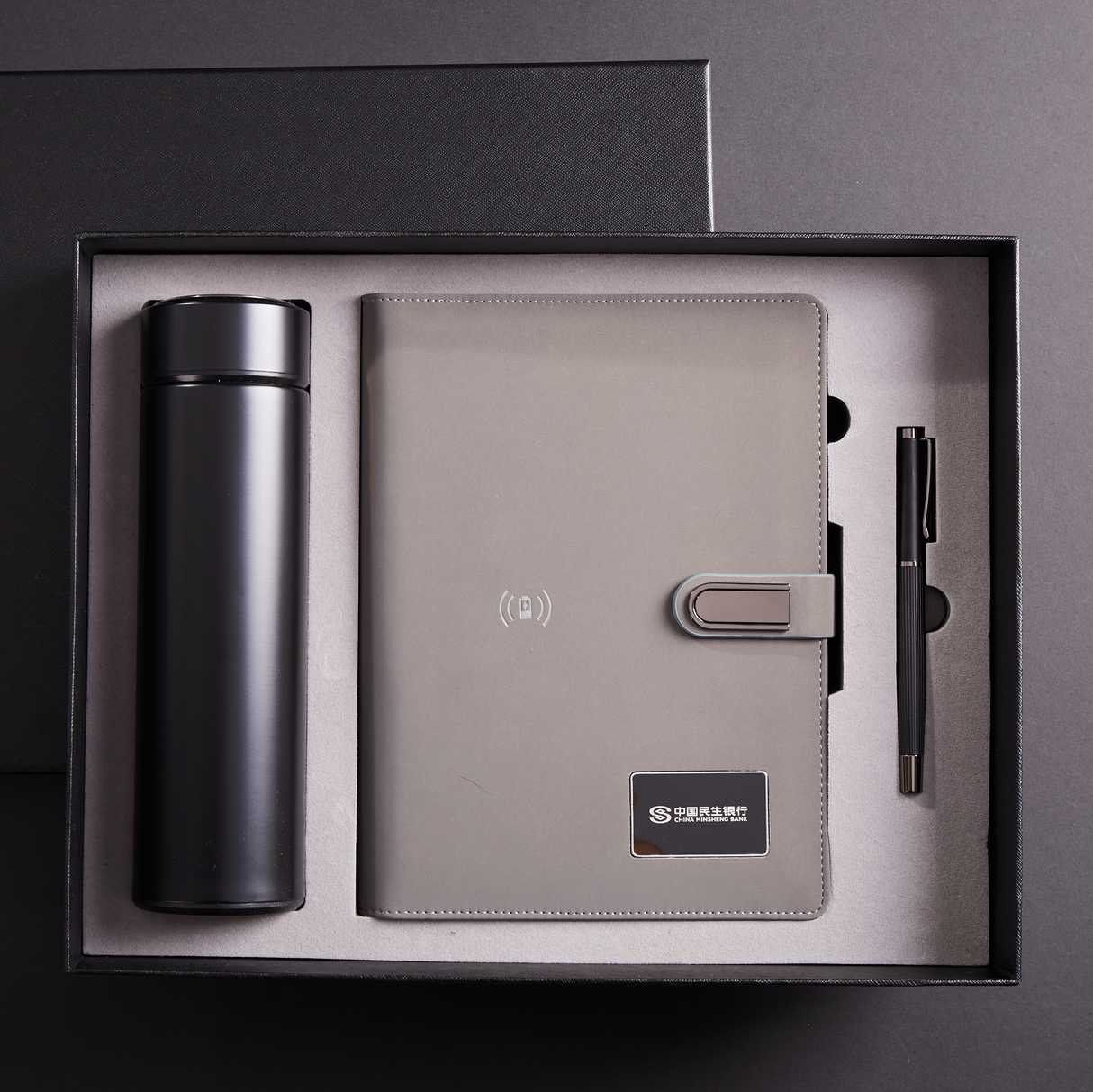 Charger pour ordinateur portable + stylo + thermos