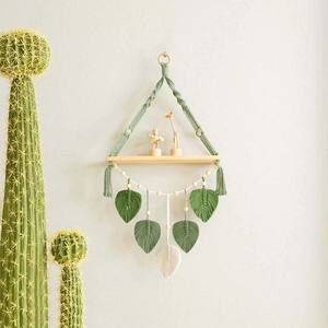 Étagère suspendue bohème en <span class=keywords><strong>macramé</strong></span> avec guirlande de pompons en forme de feuilles, support mural flottant en corde de coton fait main pour plantes et décoration intérieure - Product Image 1