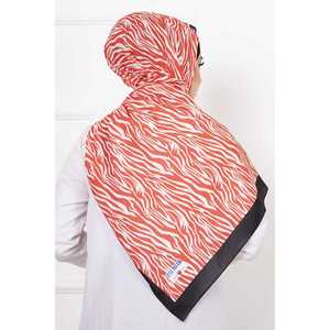 Hijab à motif zèbre en rouge, fabriqué en polyester - Product Image 4