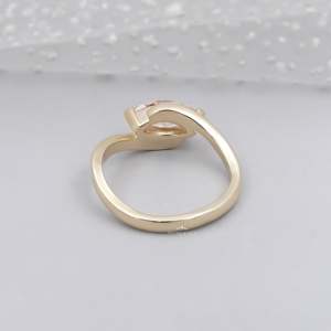 Bague de fiançailles pour femme en diamant rose fantaisie taille marquise certifié IGI, design bypass avec pavé de pierres latérales - Product Image 4