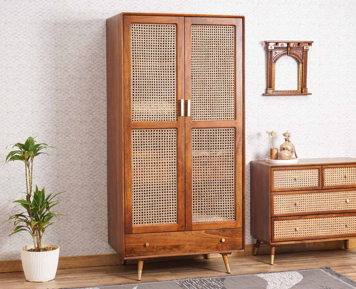 Armoire Boston en bois de teck massif et portes en rotin tissé avec tiroirs du bas et finition marron.