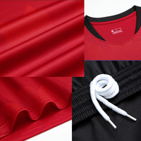 Seragam Jersey Sepak Bola Dewasa Berkualitas Tinggi 100% Poliester Warna & Ukuran Dapat Disesuaikan Layanan OEM untuk Perlengkapan Pertandingan