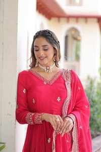 Nuevo Salwar Kameez de Diseño con Lentejuelas y Bordado Zari sobre Georgette Sintética, con Dupatta de Trabajo Calado para Mujer, Estilo Tradicional para Fiestas - Product Image 2