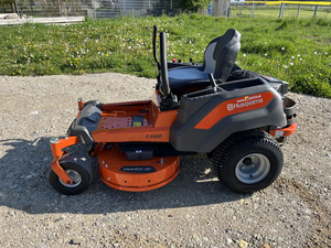 Tondeuse autoportée Husqvarna Z242F 42 pouces à braquage zéro, moteur Kawasaki FR651V V-Twin 21,5 CV, transmission Hydro-Gear, pour usage résidentiel, à vendre - Product Image 2