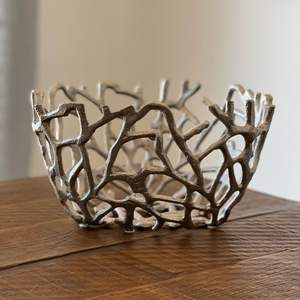 Bol en fonte d'aluminium traditionnel, produit grâce à une maîtrise des techniques métalliques, idéal pour les décorations intérieures rustiques. - Product Image 3