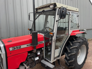 Tractor agrícola Massey Ferguson MF 342 usado, 4x4, con cabina cerrada para trabajo de campo, en venta a precio económico. - Product Image 3