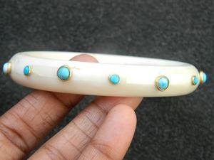 Bracelets en os naturel blanc faits à la main, écologiques, avec accents de pierres en laiton, style amour, bijoux minimalistes de luxe pour femmes - Product Image 3