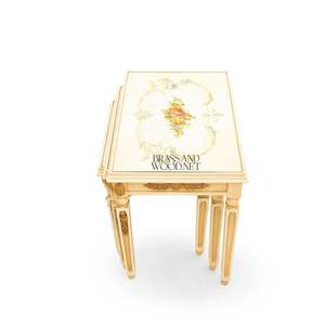 Juego de mesas auxiliares clásicas con detalles decorativos tallados en oro y patas rectas elegantes para decoración de hogares de lujo. - Product Image 5