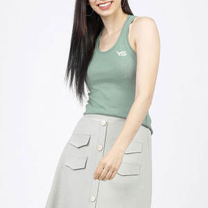 Camiseta sin mangas OEM de alta calidad para mujer, nuevo diseño, ropa deportiva informal de secado rápido hecha de seda para uso en el gimnasio, color liso - Product Image 6