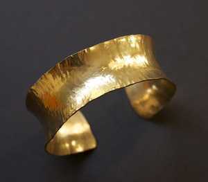 Conjunto de pulsera de brazalete de latón de diseño moderno corte de corazón regalo de joyería de moda para mujer accesorio de moda hecho a mano - Product Image 4