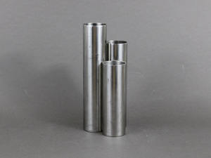 Elegante jarrón alto de aluminio con un diseño curvo único para exhibiciones florales especiales en hogares y lugares comerciales - Product Image 4