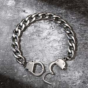 Bracelet à breloques en acier inoxydable Jeulia pour homme, design menottes - Style géométrique classique vintage - Product Image 6