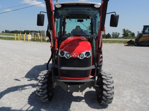Tractor MASSEY FERGUSON 1735M con Motor Diésel de 80HP a 140HP - Product Image 4